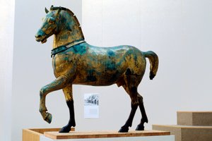 Patsas yhdelle San Marcon neljästä voiton quadriga-hevosesta (pronssi) tekijältä Roman Roman