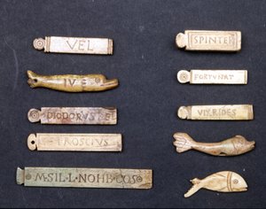 Teatteriliput norsunluusta roomalaisesta aikakaudesta. Museo della Scala Milanossa tekijältä Roman Roman