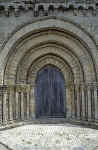 1100-luvun kirkko, jossa on kaunis Poitevine-julkisivu (romaaninen tyyli). Chaize-Giraud Vendéessä (85). tekijältä Romanesque