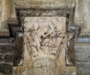 Muusikko ja demoni, joka symboloi ihailua (veistetty pääkaupunki) tekijältä Romanesque