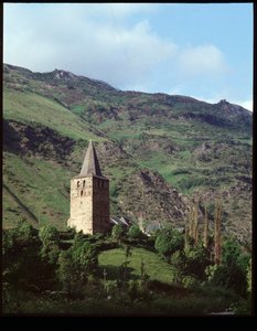 Kirkon kellotorni tekijältä Romanesque