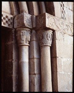 Kirkon pääkaupungit tekijältä Romanesque