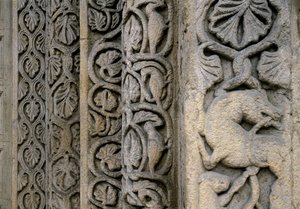 Basilikan julkisivun koristeelliset yksityiskohdat, 1100-luvun alku (relief) tekijältä Romanesque