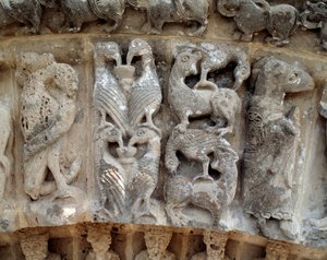 Yksityiskohta eteläportaalin veistoksia tekijältä Romanesque
