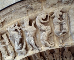 Yksityiskohta eteläportaalin veistoksia tekijältä Romanesque