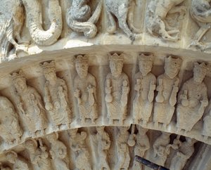 Yksityiskohta eteläportaalin veistoksia tekijältä Romanesque