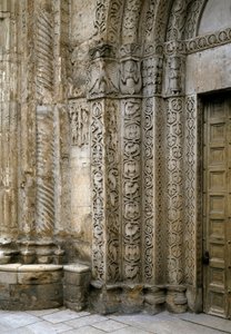 Yksityiskohta basilikan portaalin julkisivun vasemmasta reunasta, 1100-luvun alku (valokuva) tekijältä Romanesque