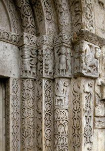 Yksityiskohta basilikan portin oikealta puolelta julkisivusta, 1100-luvun alku (valokuva) tekijältä Romanesque
