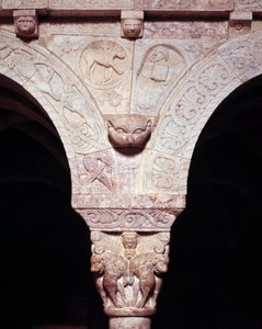 Yksityiskohta jumalan karitsasta ja evankelista Luukkaan symbolista, kaiverrettu luostarin tribüünille tekijältä Romanesque