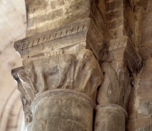 Elefantit (laivan veistetty pääkaupunki tekijältä Romanesque