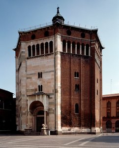 Näkymä kastekappelin ulkopuolelta tekijältä Romanesque