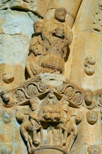 Pyhän Maria de Covetin kirkon julkisivu Isona, Espanja, yksityiskohta pääkaupungista tekijältä Romanesque