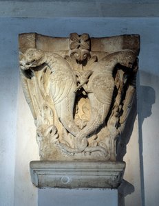 Monsters, kuoron pääkaupunki (veistos tekijältä Romanesque