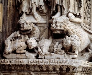 Hirviöitä. Kaiverrettu pylvään tuki tekijältä Romanesque