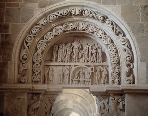 Pohjoinen portaali: Jeesuksen ilmestyminen hänen kuolemansa ja taivaaseenastumisen jälkeen (veistos) tekijältä Romanesque