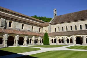 Romaaninen arkkitehtuuri: näkymä kloosteriin ja Fontenayn, Burgundian, Cistercian luostarin rakennuksiin tekijältä Romanesque
