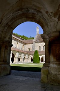 Romaaninen arkkitehtuuri: näkymä kloosterille ja Fontenayn, Burgundian, Cistercian luostarin rakennuksille tekijältä Romanesque