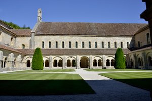 Romaaninen arkkitehtuuri: näkymä kloosterille ja Fontenayn, Burgundian, Cistercian luostarin rakennuksille tekijältä Romanesque