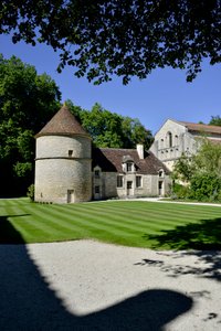 Romaaninen arkkitehtuuri: näkymä kyyhkyspuutarhalle ja Fontenayn, Burgundian, Cistercian luostarin kenneliin tekijältä Romanesque