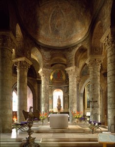 Romaaninen taide: sisänäkymä kirkolle Notre Dame (Notre-Dame) la Grand, Poitiers (Wien) tekijältä Romanesque