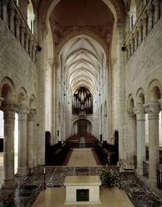 Romaaninen taide: 1000- ja 1200-luvuilla rakennetun Saint Benoit sur Loiren (Loiret) basilikan sisäkuva. tekijältä Romanesque