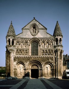Romaaninen taide: näkymä Notre Dame la Grandelle (Notre-Dame-la-Grande). 1100-luvun Poitiers (Wien) tekijältä Romanesque
