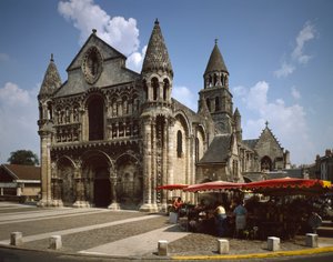 Romaaninen taide: näkymä Notre Dame la Grandelle (Notre-Dame-la-Grande). 1100-luvun Poitiers (Wien) tekijältä Romanesque