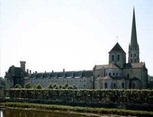 Romaaninen taide: näkymä Saint Savin-sur-Gartempen basilikalle (Saint Savin-sur-Gartempe), joka perustettiin 1000-luvulla. Saint Savin, Wien tekijältä Romanesque