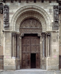 Basilikan eteläportaali tekijältä Romanesque