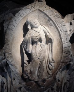 Gregoriaanisen laulun äänet: toinen ääni, kuoron pääkaupunki (veistos tekijältä Romanesque