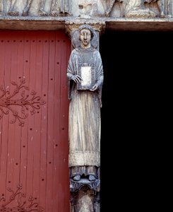 Näkymä veistoksesta keskusportaalin keskipilarissa (1140-1200) tekijältä Romanesque