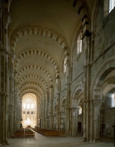 Näkymä Santa Maria Magdalenan basilikan (Saint Mary Magdalene (1096-1106), Vezelay, Yonne) keskuslaivosta tekijältä Romanesque