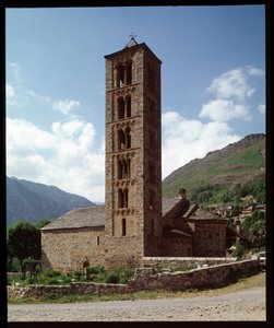 Näkymä kirkolle tekijältä Romanesque