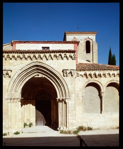 Näkymä kirkolle tekijältä Romanesque
