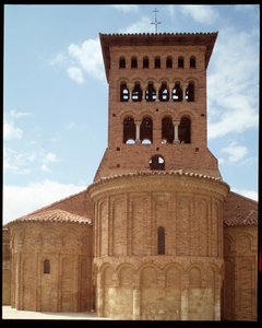 Näkymä kirkolle kellotornilla tekijältä Romanesque