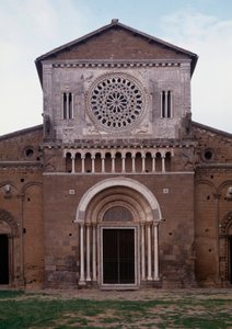 Näkymä San Pietron kirkon julkisivusta (n. 1250, restauree 1870) Toscania, Italia (Pyhän Pietarin (san Pietro) kirkon julkisivu, rakennettu noin 1250 ja kunnostettu vuonna 1870, Toscania, Italia) tekijältä Romanesque