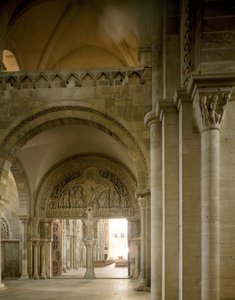 Näkymä narthexista ja tärykalvosta, jotka edustavat apotreen tehtävää. Santa Maria Magdalenan basilika (Sainte Marie Madeleine (1096-1106), Vezelay, Yonne tekijältä Romanesque