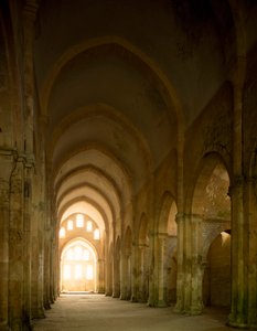Näkymä 1100-luvulla perustetun sistercian luostarin kirkon laivasta. tekijältä Romanesque