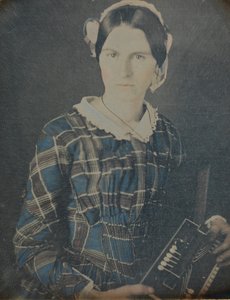 Nainen harmonikkadagerrotypialla, 1840-luku. tekijältä Ron Fasand