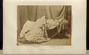 [Lady Middleton "Elaine"-näyttelijänä ja Sophy L.M. Tableau Vivantissa elokuvasta "Kuninkaan idyllit"]