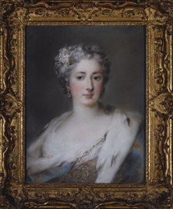 Naisen muotokuva hermeliviittaisessa viittassa tekijältä Rosalba Giovanna Carriera