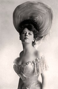 Camille Clifford 1885-1971, belgialainen näyttelijä, 1905.