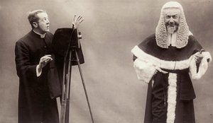 Kaskassa pukeutunut mies suuntaa kameransa linssillä paaviksi pukeutunutta miestä kohti tekijältä Rotary Photographic Co Ltd