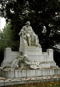 Rudolf von Weyrin (1847-1914) ohjaama muistomerkki saksalaisen säveltäjän Johannes Brahmsin (1833-1897) kunniaksi. Ressel Park, Wien, Itävalta tekijältä Rudolf von Weyr