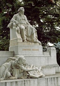 Rudolf von Weyrin (1847-1914) ohjaama muistomerkki saksalaisen säveltäjän Johannes Brahmsin (1833-1897) kunniaksi. Ressel Park, Wien, Itävalta tekijältä Rudolf von Weyr