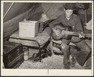 Valkoinen mansikanpoimija teltassa teltan päällä Hammondin lähellä Louisianassa. tekijältä Russell Lee