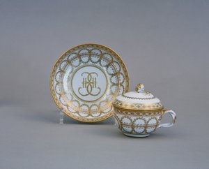 Kupi ja lautanen Katariina II:n keisarillisen posliinitehtaan monogrammilla, 1770-1780