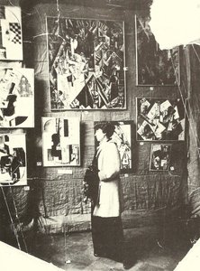 Alexandra Ekster Udaltsovan maalausten edessä The Store -näyttelyssä, Moskova tekijältä Russian Photographer