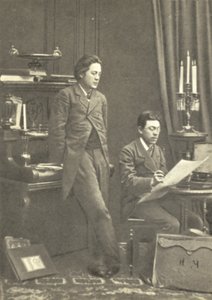 Anton Tšehov (vas.) veljensä Nikolain kanssa Moskovassa tekijältä Russian Photographer