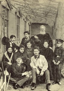 Anton Tšehov sukulaisten ja ystäviensä kanssa talonsa pihalla Sadovaja-Kudrinskaja-kadulla, Moskova, kevät 1890 (b/w kuva) tekijältä Russian Photographer